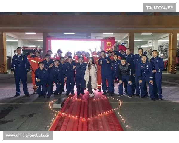 瓦勒伦加夺冠庆典中队长跪地向女友求婚成功现场感动全场 瓦勒伦加夺冠庆典中队长跪地向女友求婚成功现场感动全场